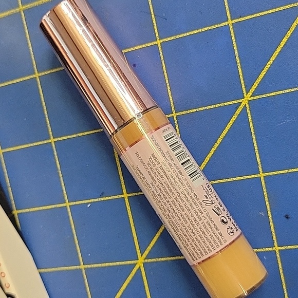 Revolution Cream Concealer & Hydrate Medium Full Coverage C9.5 NEW - Picture 3 of 4
